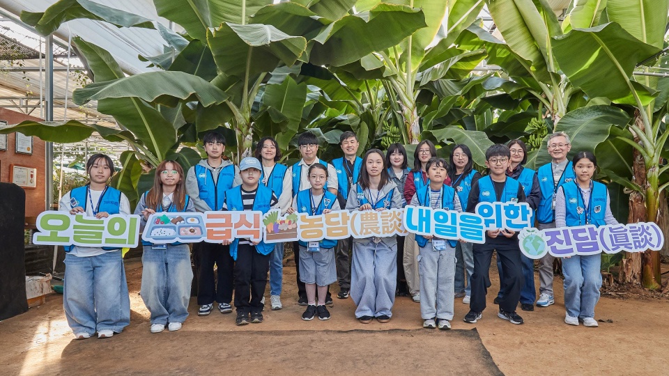 경기도는 14일 경기도친환경농산물유통센터와 평택 소재 친환경 농산물 출하 농가에서 &lsquo;경기도 친환경 등 우수농축산물 학교급식 참여 주체 소통 프로그램&rsquo;을 진행했다. ⓒ 경기뉴스광장 김지호
