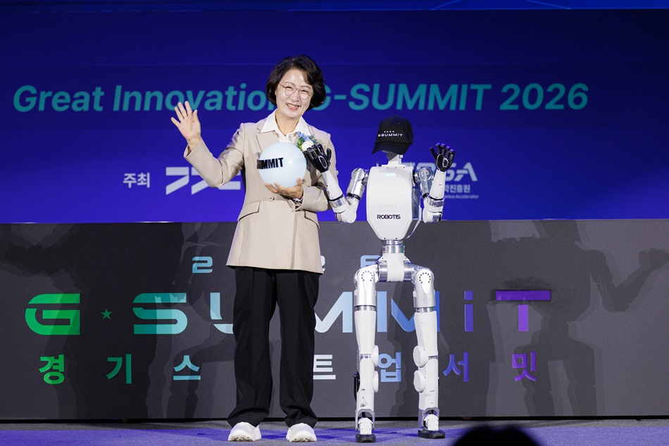 ‘2026 경기 스타트업 서밋’ 개막식 퍼포먼스에서 추 지사가 휴머노이드 로봇으로부터 ‘혁신의 빛’ 오브제를 받고, 함께 사진을 찍고 있다. ⓒ 경기도청