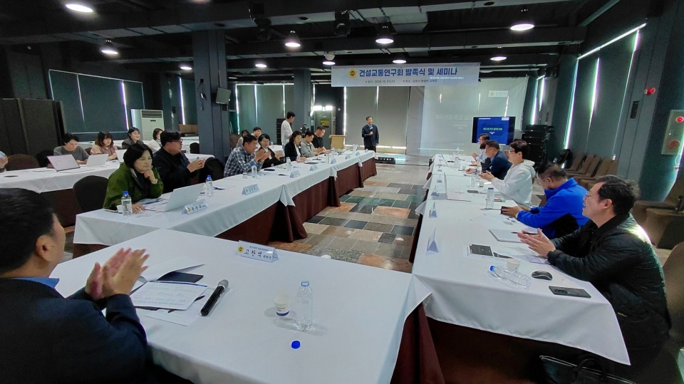 건설교통연구회는 도내 연장형 도시·광역철도사업의 합리적인 운영비 분담 기준을 제시하는 것을 연구 목적으로 삼고 있다. ⓒ경기도의회