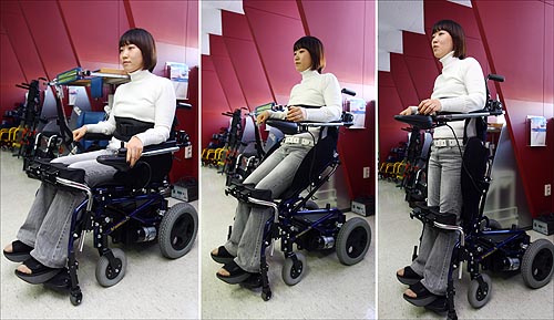 경기도재활공학서비스연구지원센터가 보유한 기립형 전동 휠체어 시연 모습.