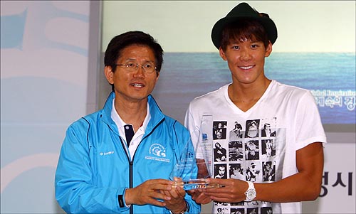 올해 6월 경기국제보트쇼에서 경기도 홍보대사로 위촉된 수영의 박태환 선수가 김문수 지사와 함께 위촉패를 들고 기념촬영을 하고 있다.  