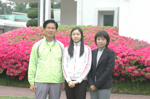 2007년 5월 경기도지사 공관을 방문한 김연아 선수, 김 선수의 어머니인 박미희 씨가 김문수 지사와 기념촬영을 하고 있는 모습.