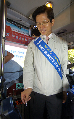 2008년 9월 수도권 대중교통 통합요금제의 좌석버스 확대시행을 홍보하기 위해 김문수 경기도지사가 환승할인체험을 하고 있다.