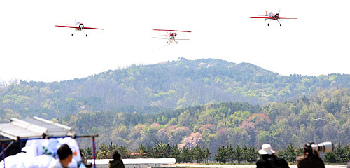 초경량비행기 3대가 항공전 행사장 상공을 비행하고 있다.
