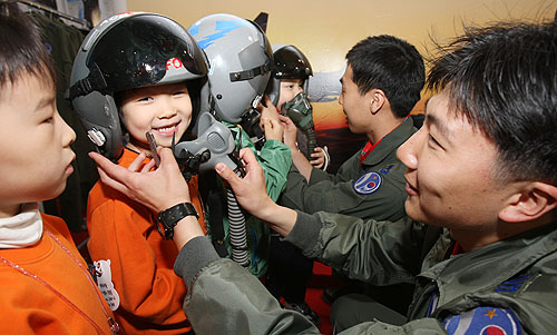 우주항공체험관에서 미래의 파일럿들이 조종헬멧을 착용해보고 있다.