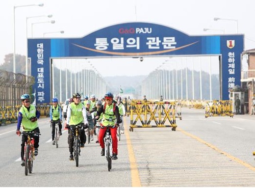 임진각의 수려한 경관과 일반인이 근접하기 힘들었던 민통선 지역을 자전거로 투어하며 DMZ국제다큐영화제의 의미를 되새겨볼 수 있다.