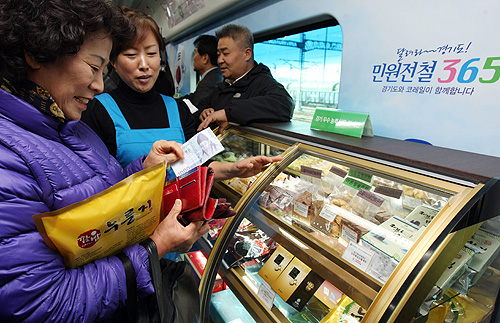 민원전철은 수유실, 생수코너, 휴대폰 충전기, 양심서점, 와이파이존, 농특산물 코너 등 각종 생활편의시설도 운영한다. 주민등록등·초본 등 간단한 민원서류도 전철 내 노트북을 통해 공인인증서를 사용할 수 있는 민원인이 직접 출력할 수 있다.