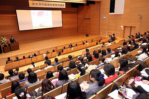 김 지사는 이날 경기도의 대표적인 현장 맞춤형 복지정책인 위기가정 무한돌봄사업과 꿈나무 안심학교를 사례 위주로 소개했다.