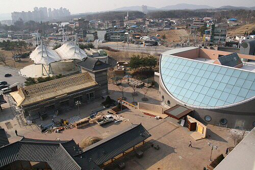 한국도자재단은 오는 30일 생활도자미술관, 도예랑, 도예공방 등 문화체험시설과 국내 110여개 요장의 우수상품을 전시·판매하는 쇼핑갤러리로 이뤄진 복합 도자쇼핑문화공간 여주 ‘도자세상’을 개장하고 다음 달 2일 공식 열림식을 개최할 예정이다. 