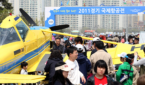 이날 항공전이 열린 안산시 사동 행사장은 어린이날을 맞아 항공전을 찾은 가족 관람객들로 인산인해를 이뤘다.