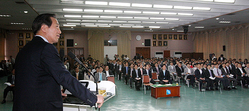 정 전 대표가 이날 포럼에서 ‘대한민국, 위대한 탄생을 위하여’를 주제로 도청 공무원 300여명에게 강연하고 있다.