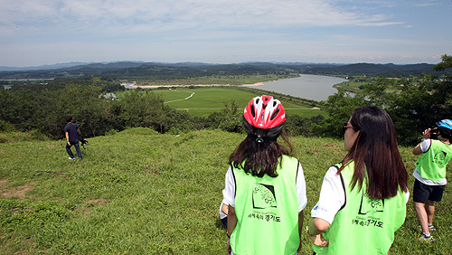 이날 자전거투어 참가자들이 파주시 장산1리 장산전망대에서 임진강과 초평도, 북한 개성 송악산 등을 바라보고 있다.