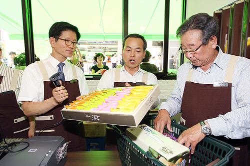 31일 시흥시 대야동에서 열린 ‘서로 좋은 가게’ 1호점 개장식에서 김문수 경기도지사와 이날 홍보대사로 위촉된 탤런트 최불암 씨, 김윤식 시흥시장이 함께 일일 판매원을 하고 있다.