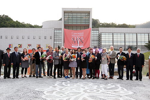 이번 도자비엔날레 국제공모전에서는 19개국 25명의 작품이 수상작으로 선정됐다. 김문수 지사와 이날 시상식에 참석한 작가들이 기념촬영을 하고 있다.