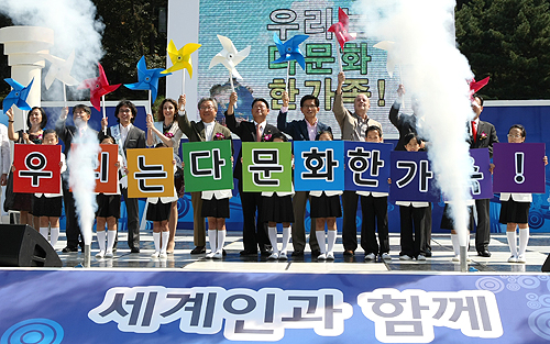 ‘2011 다문화 한마당(세계인과 함께 Hand In Hand)’ 축제가 24일 경기도청 잔디운동장에서 열렸다. 김문수 도지사를 비롯한 관계자들과 다문화어린이 합창단이 다문화한가족 선포 세리머니를 하고 있다.