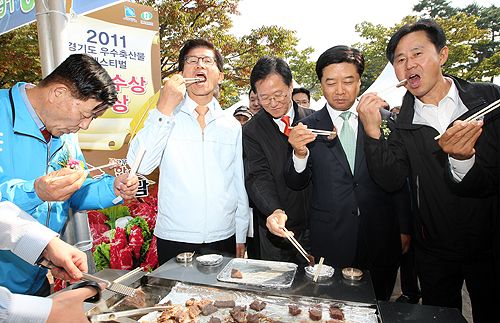 김문수 경기도지사가 7일 오전 수원월드컵경기장에서 열린 ‘2011 경기축산 G-페스티벌’에서 참석한 내빈들과 한우 시식을 하고 있다. 이 행사는 8일까지 이틀간 열린다. 소비자들이 명품 경기축산물을 직접 맛보고 싸게 구입할 수 있다.