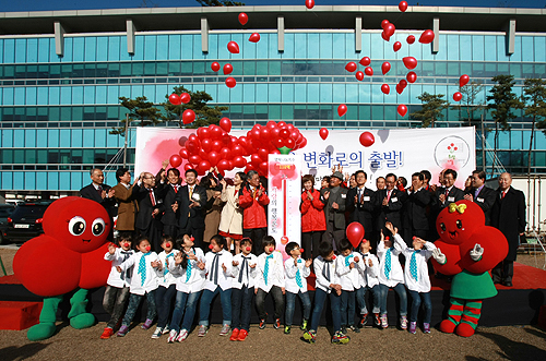 1일 경기사회복지공동모금회 주관으로 도청 잔디마당에서 열린 ‘희망 2012 나눔캠페인’ 출범식에서 참석자들이 이웃돕기 모금활동의 성공을 기원하며 희망 풍선을 날리고 있다.