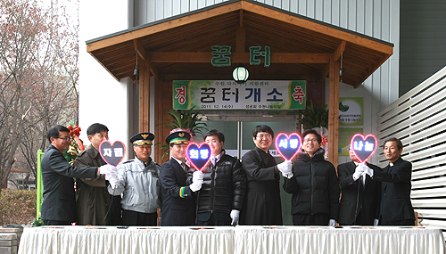 경기도와 수원시, 다시서기지원센터는 14일 수원역사 남측 매산지구대 옆에서 노숙인 임시 보호시설 ‘꿈터’ 개소식을 열었다. 꿈터는 211㎡(64평) 규모로 노숙인 30명을 수용할 수 있다. 개소식에서 참석자들이 점등 피켓을 들고 기념촬영을 하고 있다.