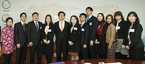 11일 경기도청 도지사 집무실에서 열린 무료법률서비스 지원을 위한 법률상담위원 및 외국인 통역요원 위촉식에서 김문수 지사와 외국인 통역위원들이 기념촬영을 하고 있다. 