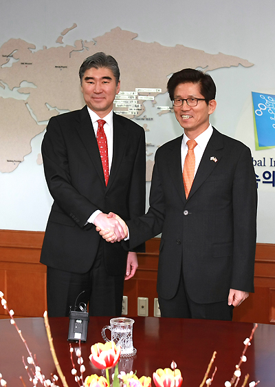 9일 성 김 신임 주한미국대사가 경기도청을 방문해 김문수 경기도지사를 예방했다. 도지사 집무실에서 두 사람이 기념촬영을 하고 있다.