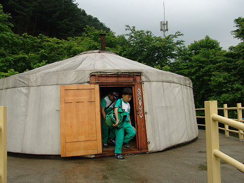 몽골 문화촌은 몽골 유목민의 전통 옷과 말 안장, 장신구, 생활용품, 악기류 등 150점을 전시하고 있다.