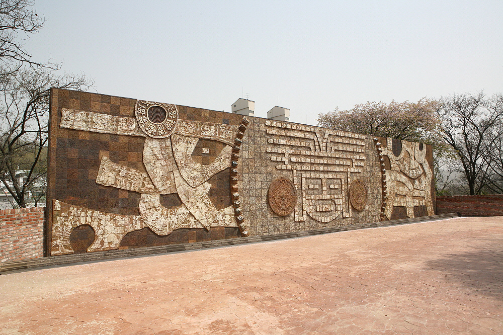 세라믹 벽화의 모습. 벽화는 마야 상형문자와 아즈텍 달력을 테마로 제작됐으며 길이 23m, 높이 5m의 웅장함을 자랑한다.