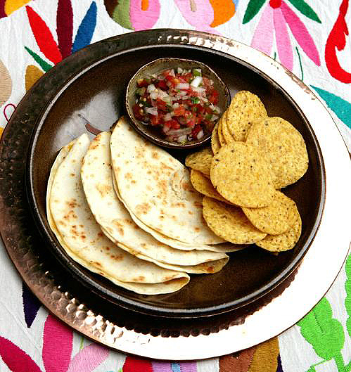 세계적으로 유명한 멕시고 전통음식인 따꼬는 문화원을 방문한 젊은층과 어린이들에게 인기가 높다.