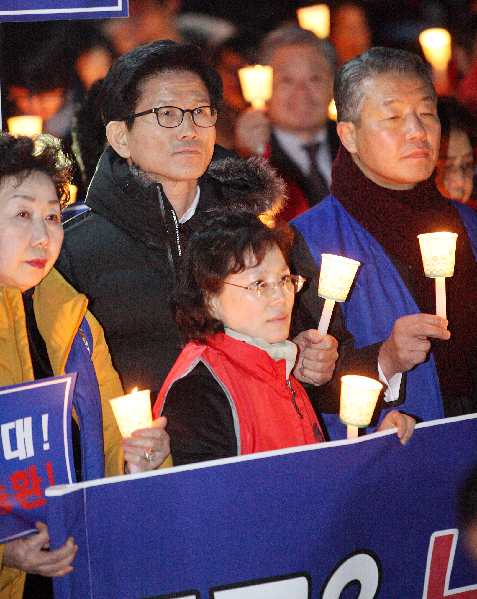 9일 수원시 효원공원에서 열린 촛불문화제에서 김문수 경기도지사가 시민들과 탈북자 북송중단을 촉구하고 있다.