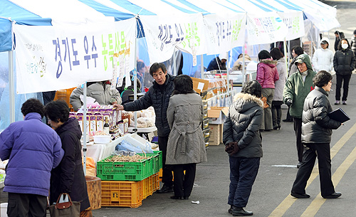 경기도가 겨울동안 휴장했던 ‘토요장터’를 다시 개장하겠다고 29일 밝혔다. ‘토요장터’는 경기도에서 생산하는 농특산물을 직거래하는 장터로 오는 3월 31일부터 개장한다.사진은 지난 해 1월 열렸던 `우수농산물 장터`. 