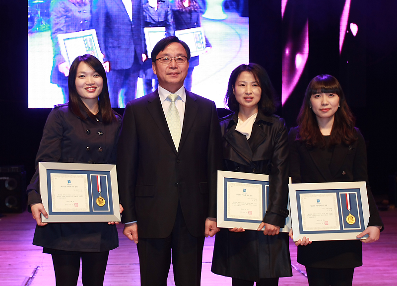 ‘2012 G-mind 정신건강축전’ 미술제의 수상자들과 김용연 보건복지국장이 기념사진을 찍고 있다.