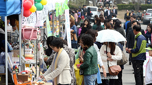 행사 기간동안에는 저렴한 가격으로 경기도 우수농산 특산물(G마크)을 구매할 수 있는 ‘벚꽃 길 나눔 장터’도 열린다.