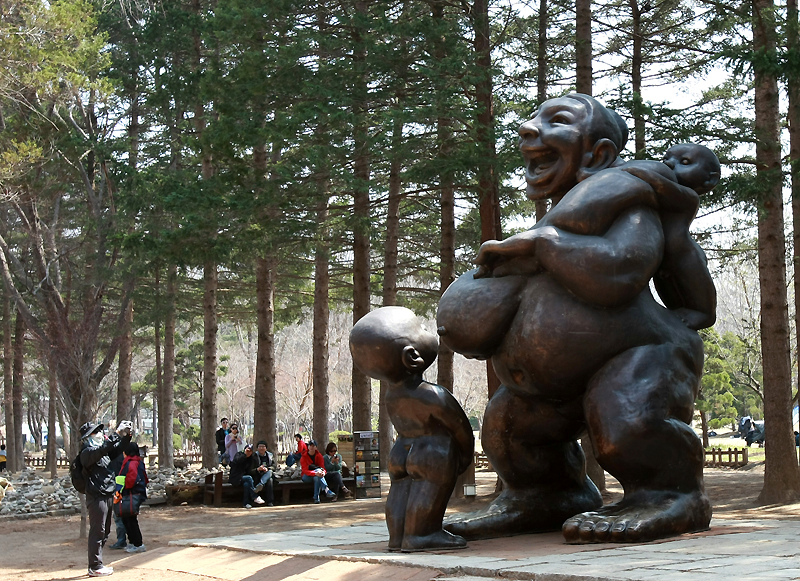 메타세쿼이아 가로수길가의 ‘수유 모자상’은 행인의 발길을 잠시 묶어둔다. 