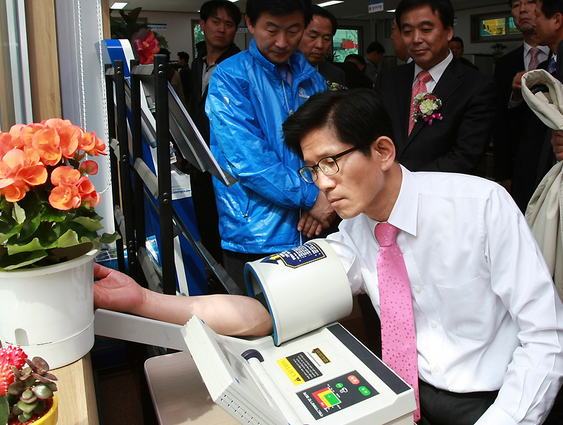 이날 개소식에 참석한 김문수 경기도지사가 민원센터에 비치된 혈압측정기를 체험하고 있다.