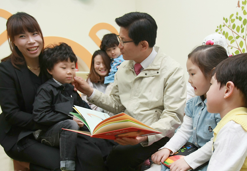 18일 의정부시에서 열린 ‘아이사랑 육아사랑방’ 개소식에 참석한 김문수 경기도지사가 아이들에게 동화책을 읽어주고 있다.