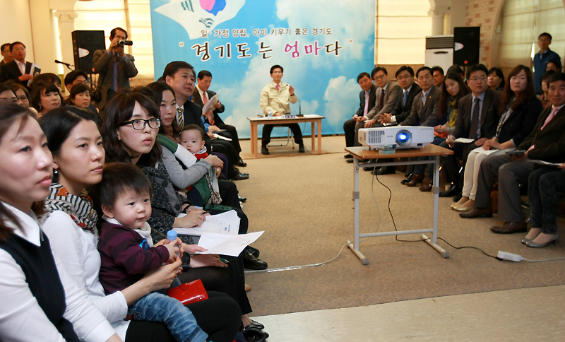 이날 육아사랑방 개소식에서 이어 같은 빌딩 1층에서 김문수 지사 주재로 찾아가는 실국장회의가 열리고 있다.