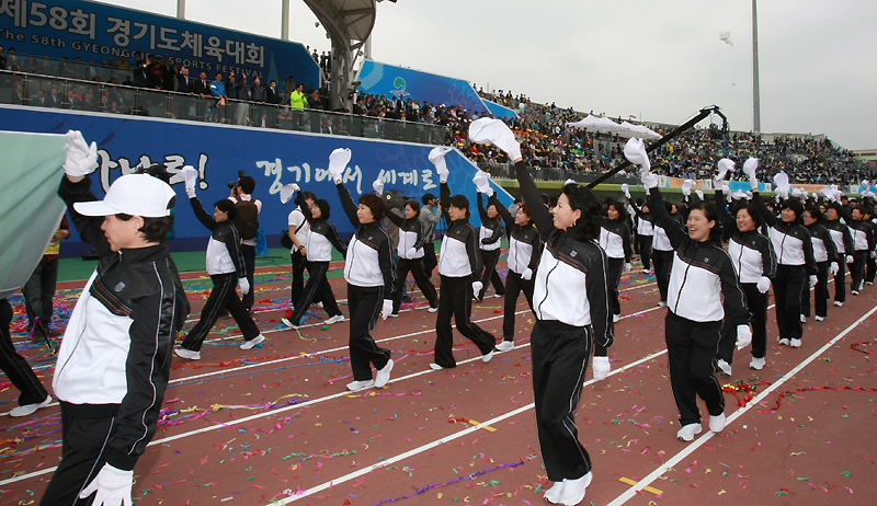 제58회 경기도체육대회에서 선수단들이 입장하고 있다.