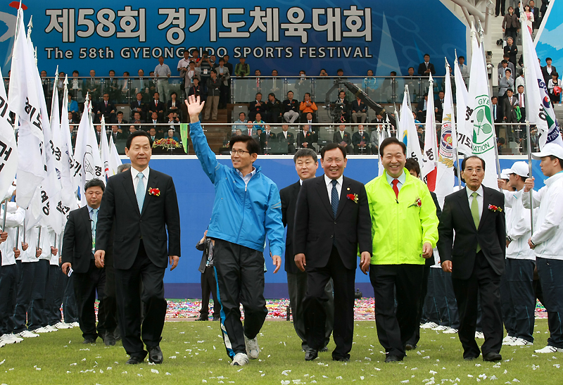 대회사를 위해 중앙무대로 이동중인 김 지사와 내빈들.