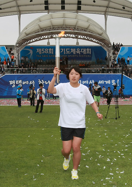 성화점화 두 번째 주자 크로스컨트리 배민주 선수.