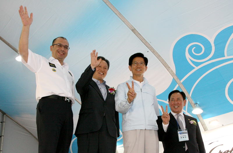 김 지사와 권도엽 국토부 장관, 다툭 패트릭 림 월드매치레이싱투어(WMRT) 회장이 기념 촬영을 하고 있다. 