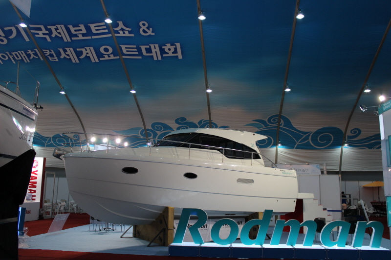 보트쇼 전시관 내부에 전시된 보트.