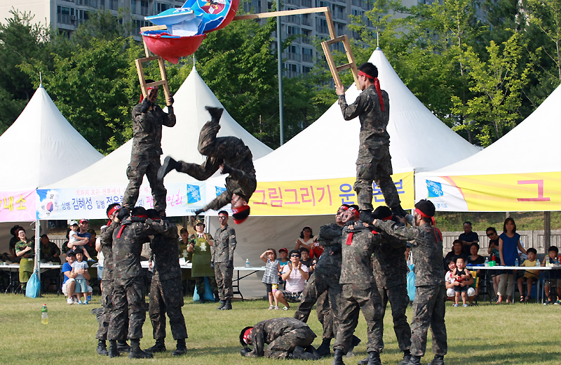 3군사령부에서 준비한 특공무술 시범.