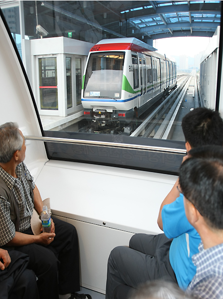 7월 1일부터 운행을 시작하는 의정부경전철에 시승한 시민들이 마주오는 열차를 바라보고 있다.