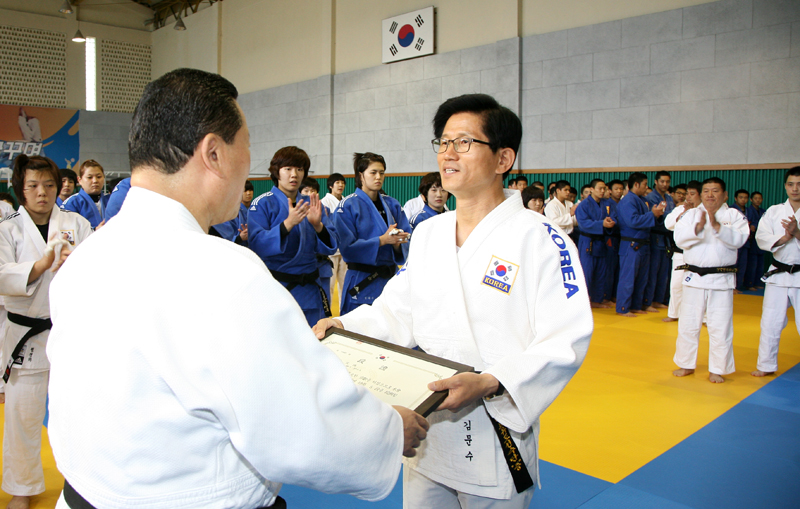 김문수 도지사가 유도 5단 명예단증을 수여받고 있다.