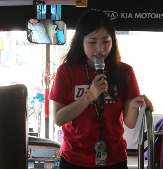 이지은 대학생 자원봉사자가 셔틀버스가 이동하는 동안 행사장에 대한 간략한 소개와 안내방송을 하고 있다.