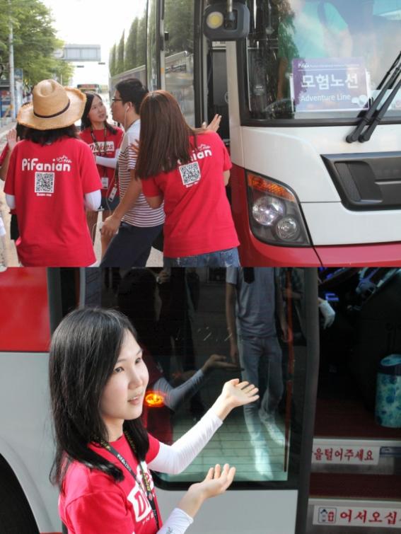 셔틀버스 탑승 시 출입문 앞에서 대학생 자원봉사자들이 아름다운 미소와 함께 친절한 안내를 제공한다.