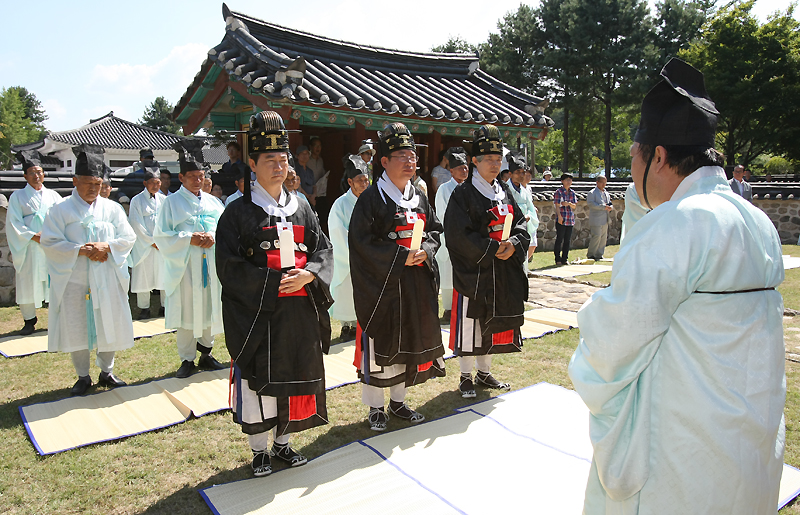 4일 문도사에서 열린 다산 탄신 고유제에서 이재율 부지사, 김경표 도의회 문광위원장, 엄기영 경기문화재단 대표이사가 헌관으로 나서 고유제를 봉행하고 있다.