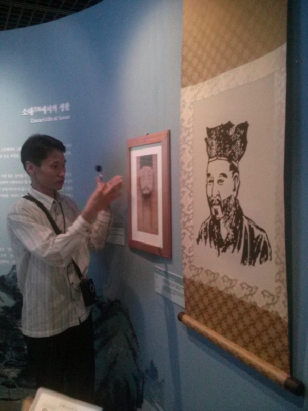 전시 해설을 하고 있는 다산 전문가 김형섭 학예사.