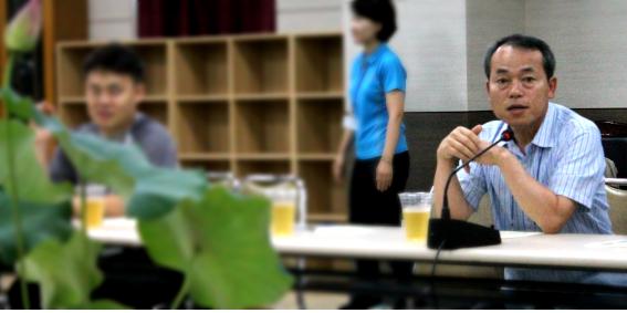 김윤식 시흥시장이 경기소셜락커와의 대화에서 질문에 대한 답변을 하고 있다.