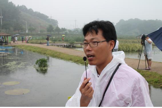 시흥시 하중동에 위치한 연꽃테마파크에서 연꽃에 대한 유래와 종류를 설명 중인 박종남 해설사.