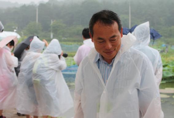 김윤식 시흥시장도 경기소셜락커들과 함께 연꽃테마파크를 방문했다.